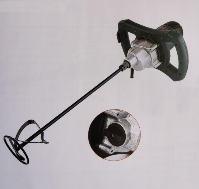 携帯用混合用具を満たす電動泡立て器