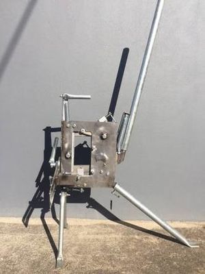 造る庭の工作機械は45kg煉瓦打抜き機を手で押す