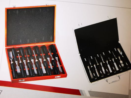 回転木製の旋盤の工具セットの半円の木ののみを切り分ける手