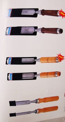 回転木製の旋盤の工具セットの半円の木ののみを切り分ける手